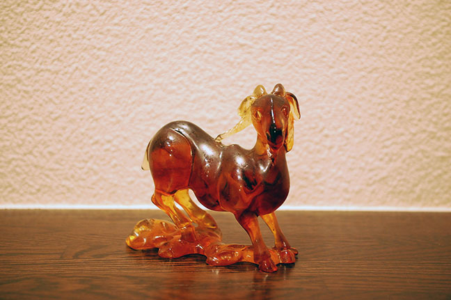 琥珀製の彫刻、骨董品を出張買取させて頂きました。