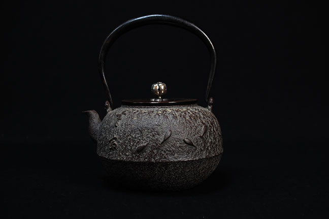 京都府京都市にて雲色堂 和田美之助の鉄瓶を買取りさせて頂きました。