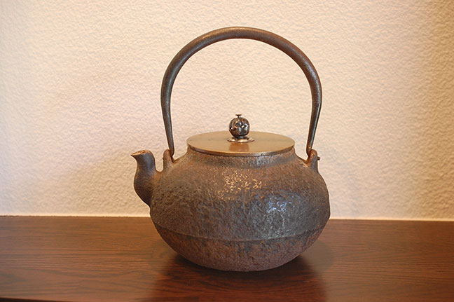 雲色堂の鉄瓶など骨董品を出張買取させて頂きました。