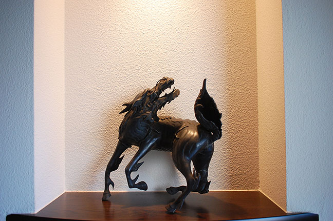 麒麟のブロンズ彫刻など骨董品を出張買取させて頂きました。