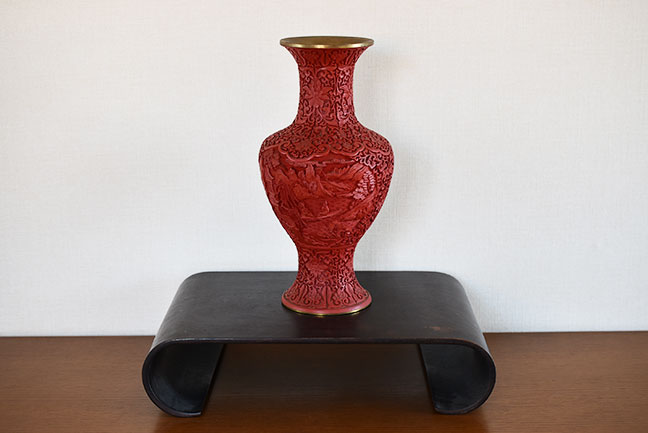 中国堆朱の花瓶を買取させて頂きました。