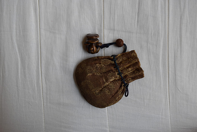 鈴木正直の根付を買取させて頂きました。